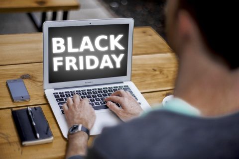 Black Friday to najgorętszy okres sprzedaży. Shoper radzi jak bezpiecznie kupować w internecie.