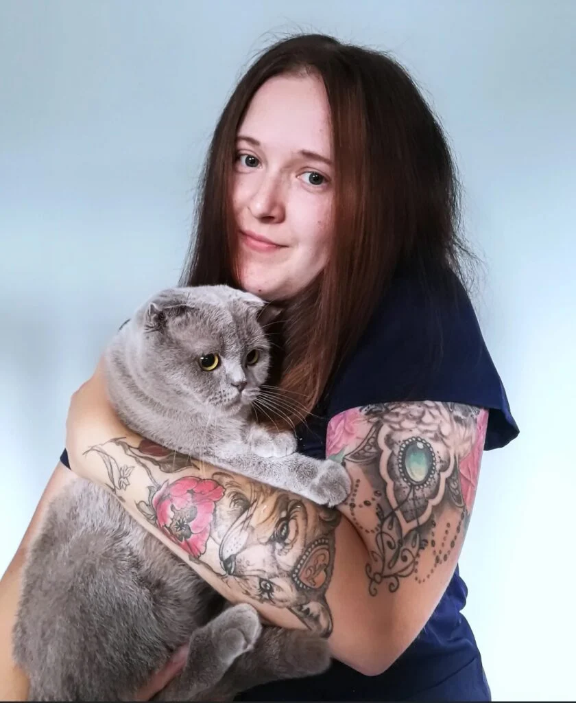 Adrianna Iwan, autorka Mikrobiologa z przypadku, trzyma szarego kota.
